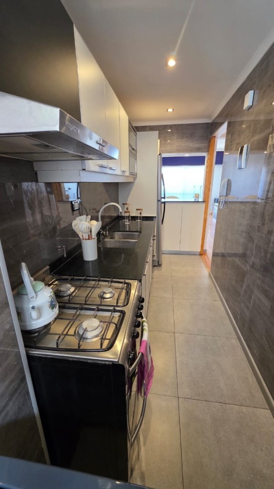 DEPARTAMENTO 3 AMBIENTES A LA CALLE CON BALCON Y ESPACIO DE COCHERA