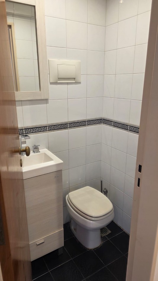 DEPARTAMENTO 3 AMBIENTES A LA CALLE CON BALCON Y ESPACIO DE COCHERA