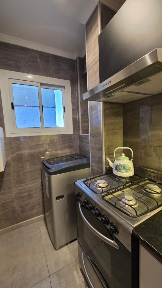 DEPARTAMENTO 3 AMBIENTES A LA CALLE CON BALCON Y ESPACIO DE COCHERA