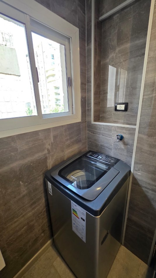 DEPARTAMENTO 3 AMBIENTES A LA CALLE CON BALCON Y ESPACIO DE COCHERA