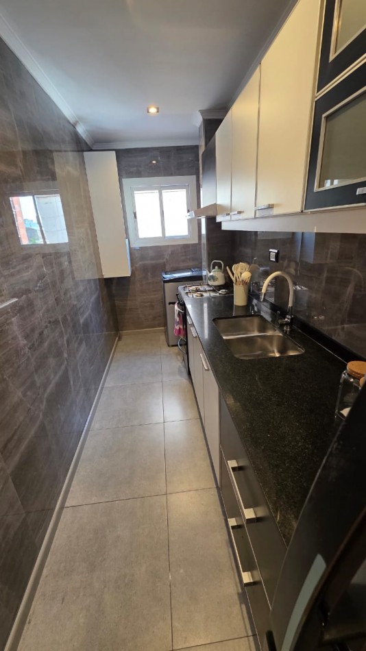 DEPARTAMENTO 3 AMBIENTES A LA CALLE CON BALCON Y ESPACIO DE COCHERA