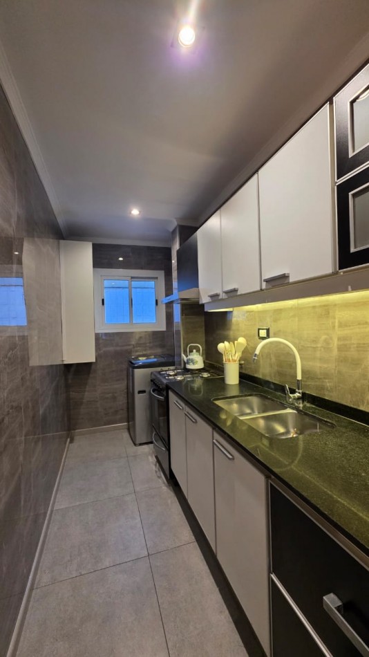 DEPARTAMENTO 3 AMBIENTES A LA CALLE CON BALCON Y ESPACIO DE COCHERA