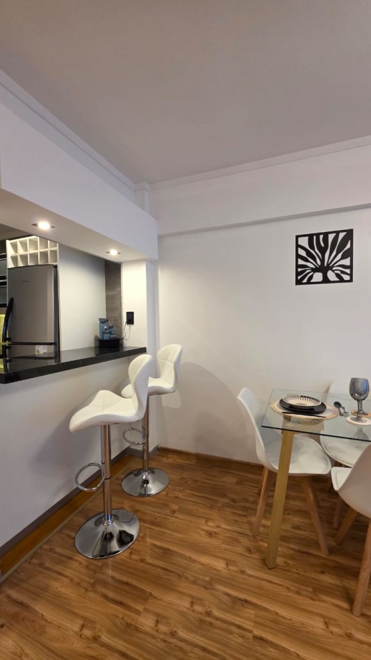 DEPARTAMENTO 3 AMBIENTES A LA CALLE CON BALCON Y ESPACIO DE COCHERA