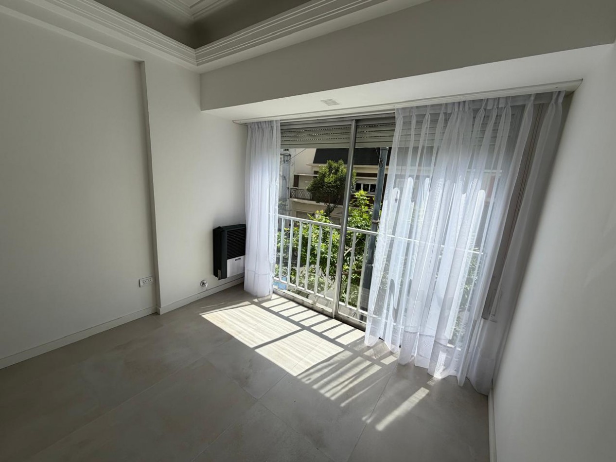 DEPARTAMENTO DE 3 AMBIENTES CON DEPENDENCIA Y PATIO RECICLADO EN VENTA