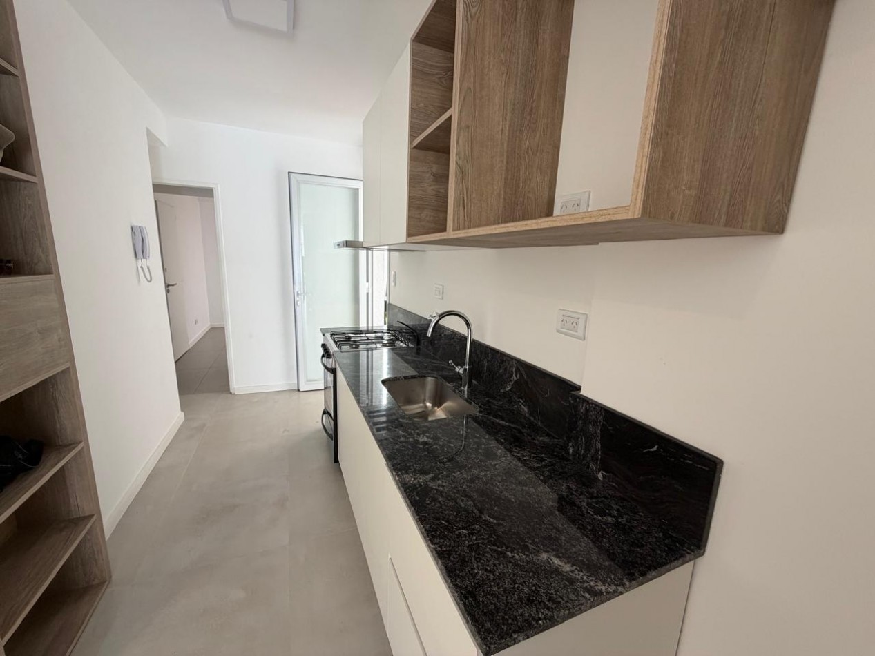 DEPARTAMENTO DE 3 AMBIENTES CON DEPENDENCIA Y PATIO RECICLADO EN VENTA