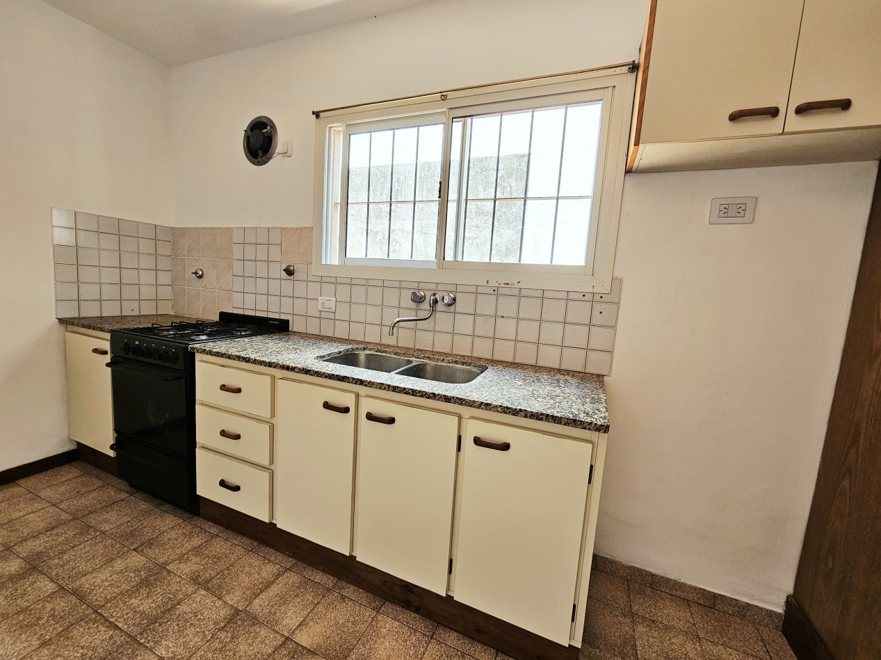 ALQUILER CHALET EN PH 3 AMBIENTES CON ESPACIO DE COCHERA