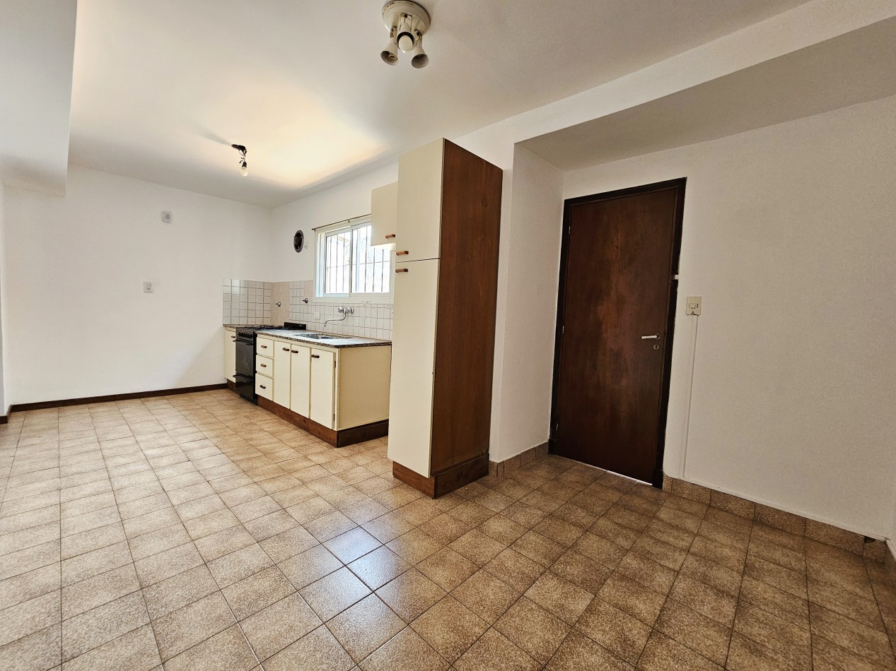 ALQUILER CHALET EN PH 3 AMBIENTES CON ESPACIO DE COCHERA