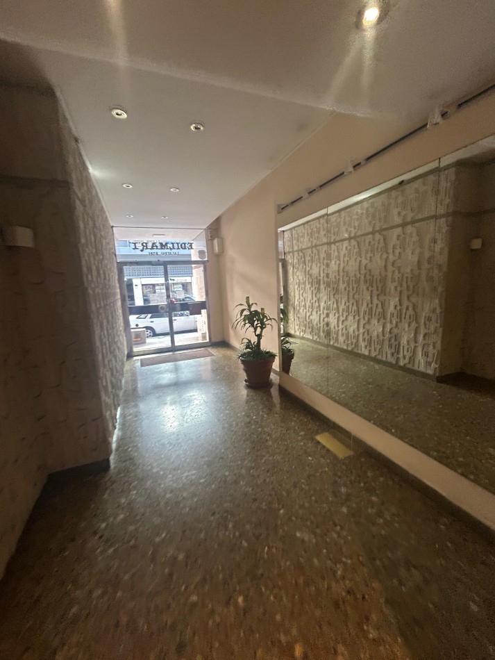 Departamento 2 ambientes con balcon a la calle