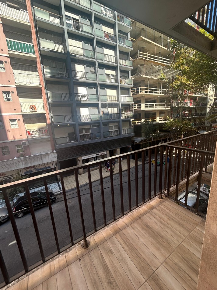 Departamento 2 ambientes con balcon a la calle