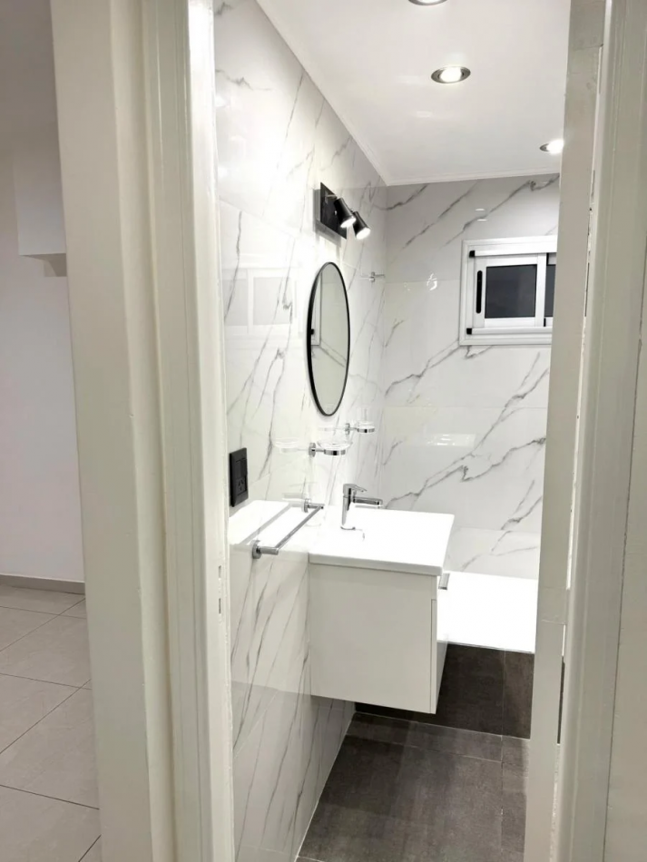 DEPARTAMENTO 2 AMBIENTES RECICLADO A NUEVO FRENTE A PLAZA MITRE