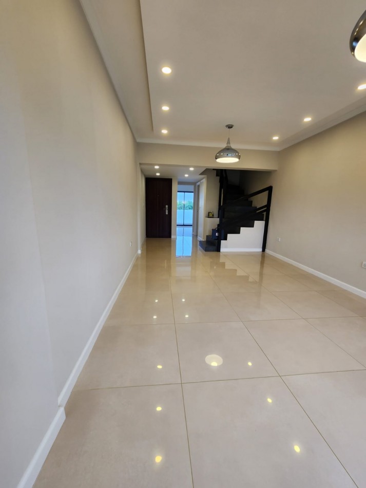 Duplex 3 ambientes con cochera en venta zona Chauvin