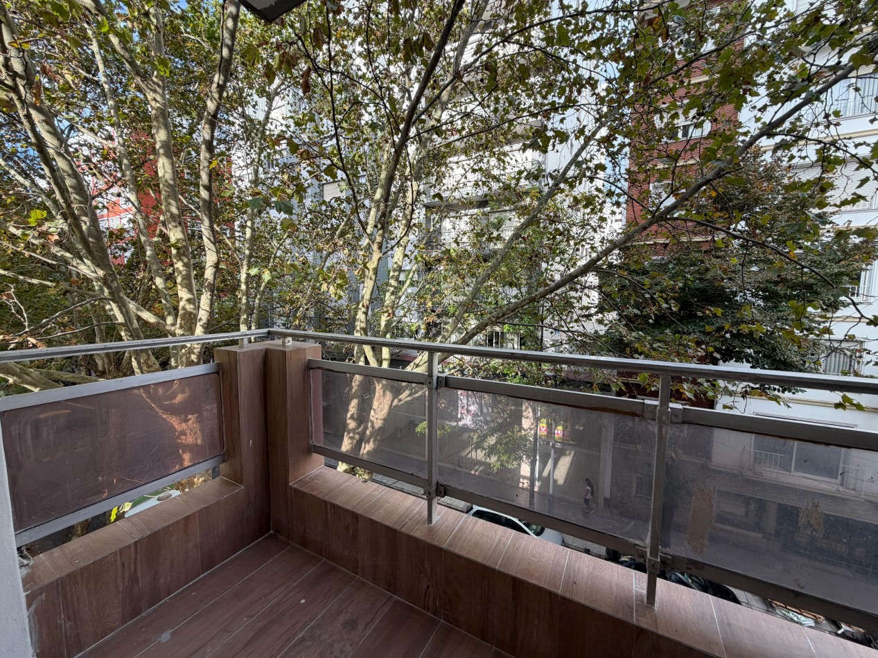 DEPARTAMENTO 2 AMBIENTES  A LA CALLE  CON BALCON 