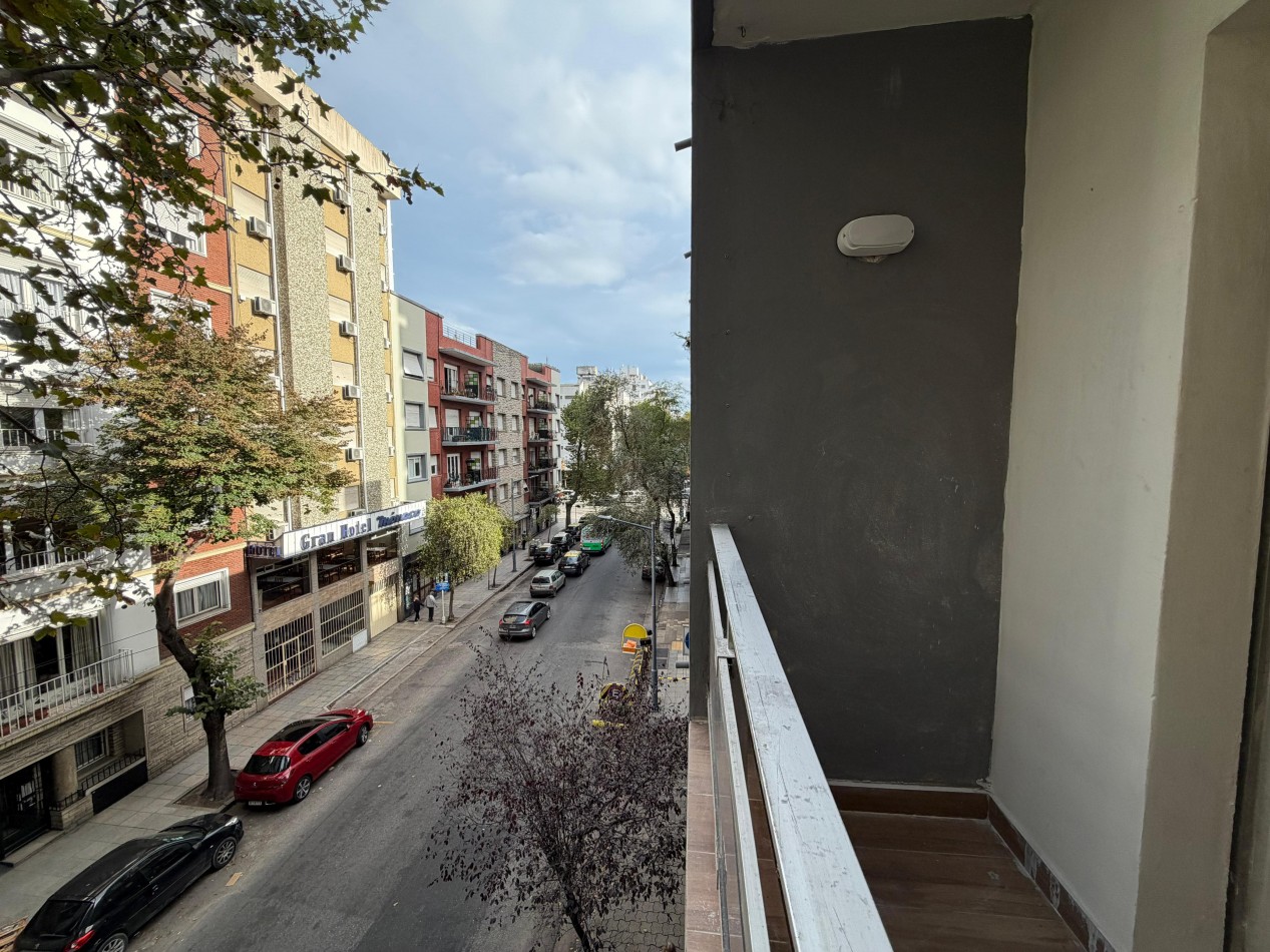 DEPARTAMENTO 2 AMBIENTES  A LA CALLE  CON BALCON 