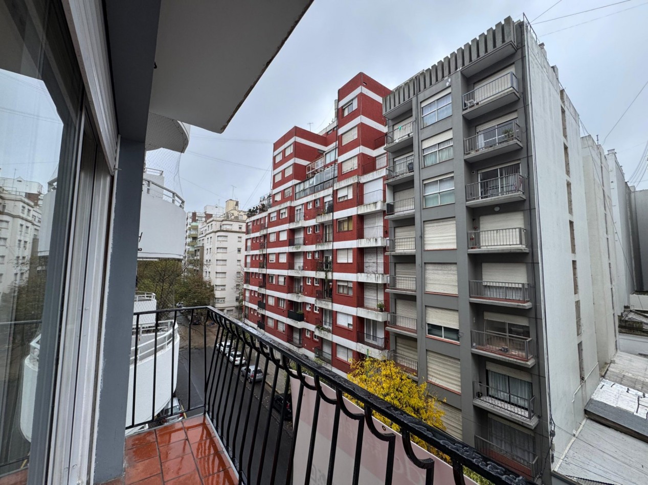 Departamento 3 ambientes al frente con balcon zona Plaza Colon en venta