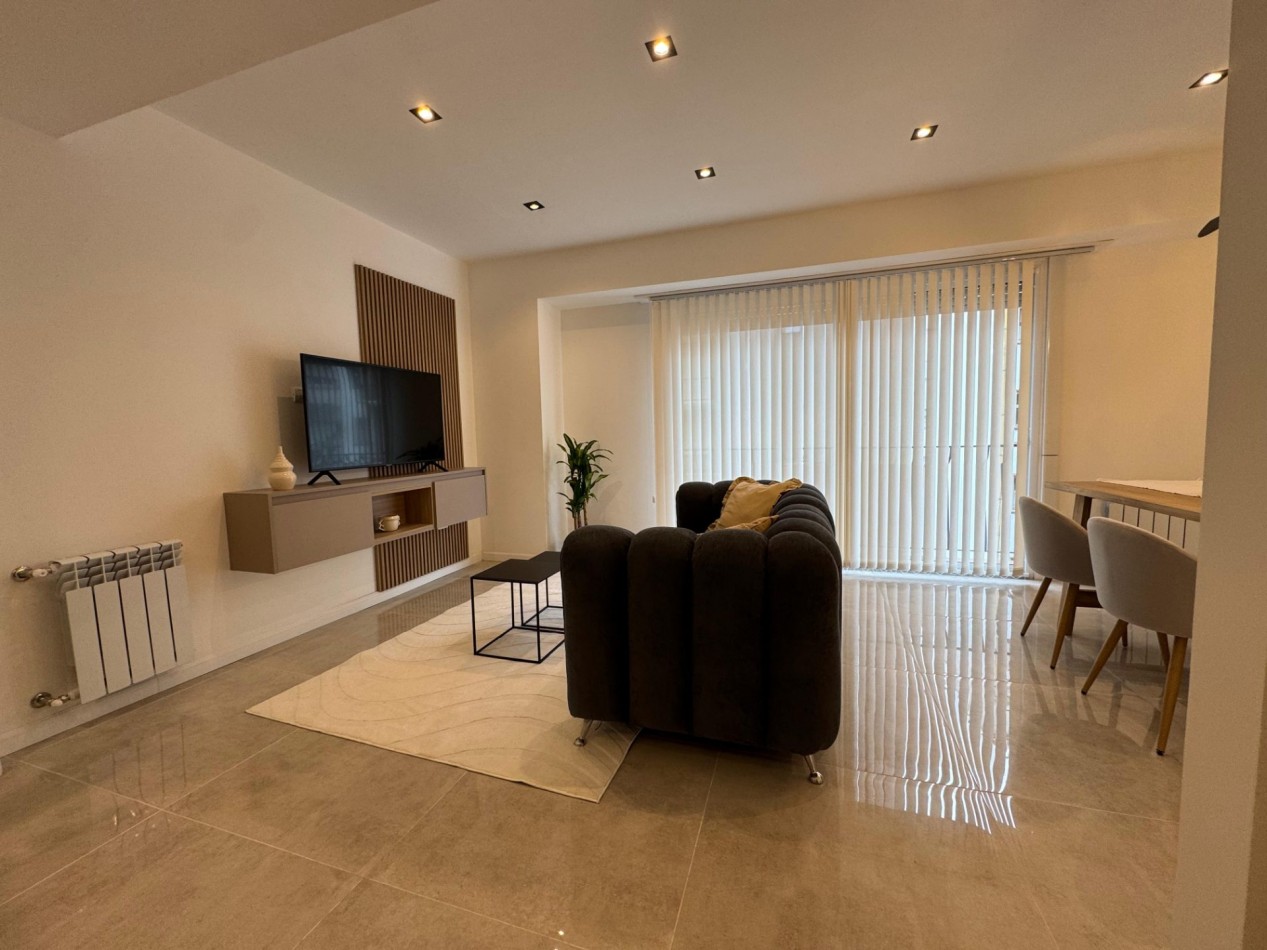 Departamento 3 ambientes al frente con balcon zona Plaza Colon en venta