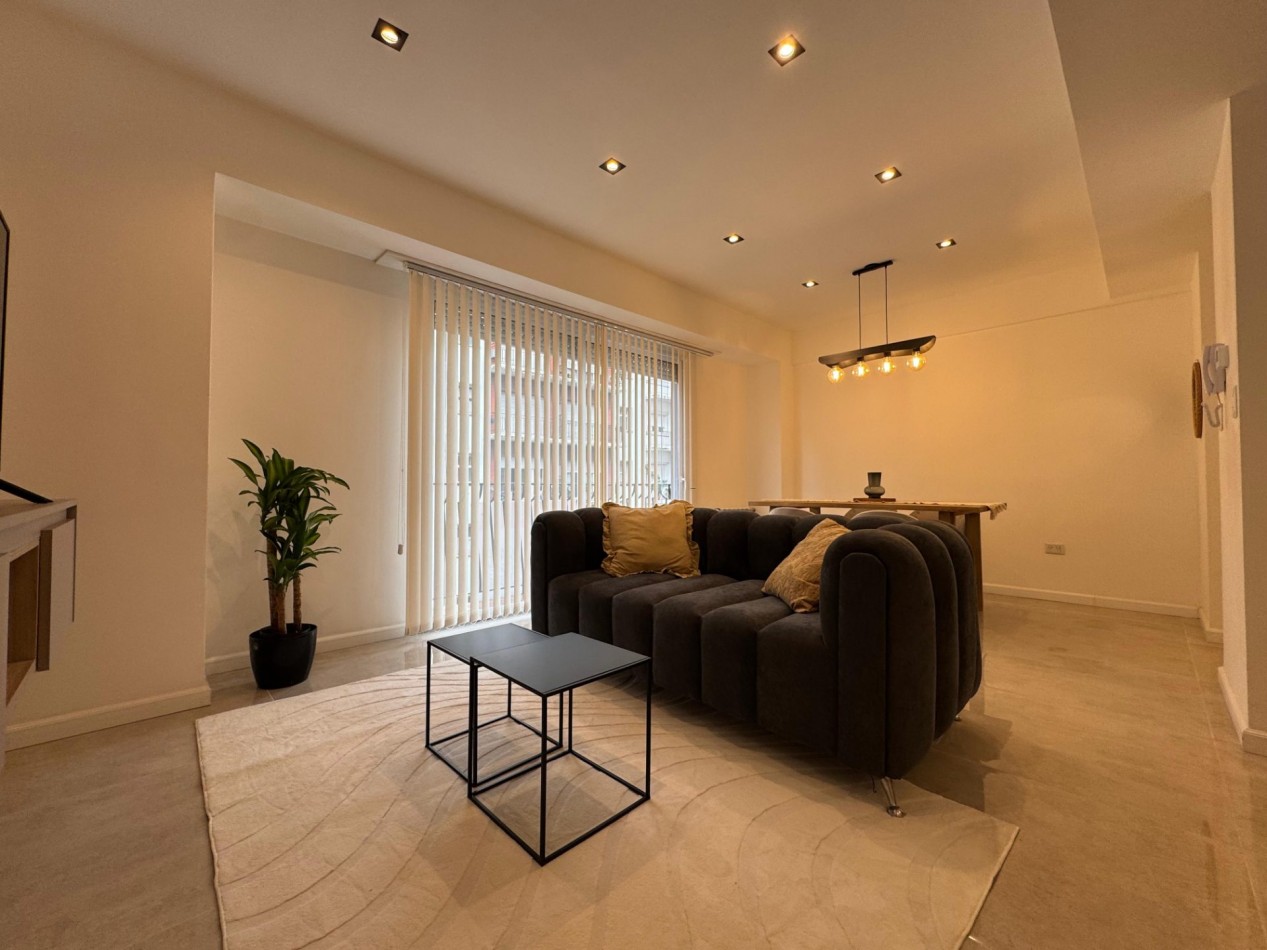 Departamento 3 ambientes al frente con balcon zona Plaza Colon en venta