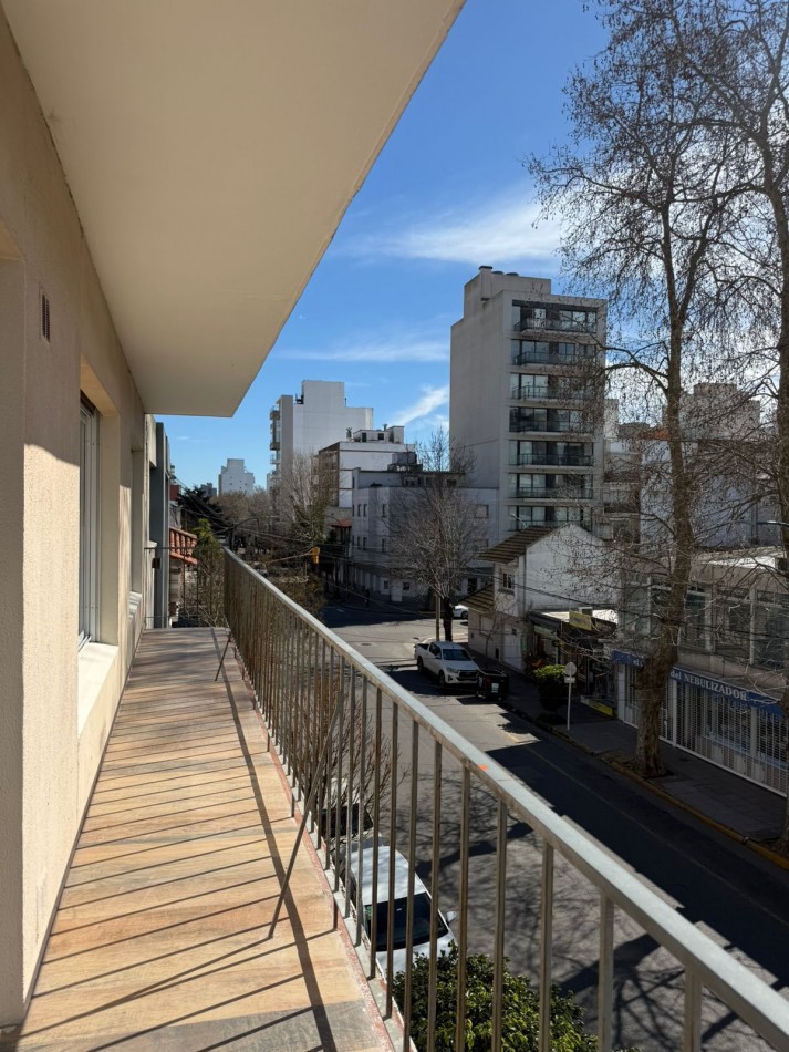 Departamento 4 ambientes al frente con espacio de cochera en venta