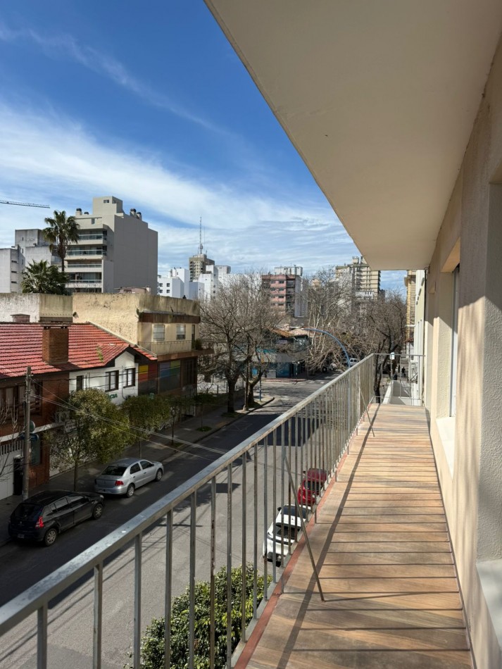 Departamento 4 ambientes al frente con espacio de cochera en venta