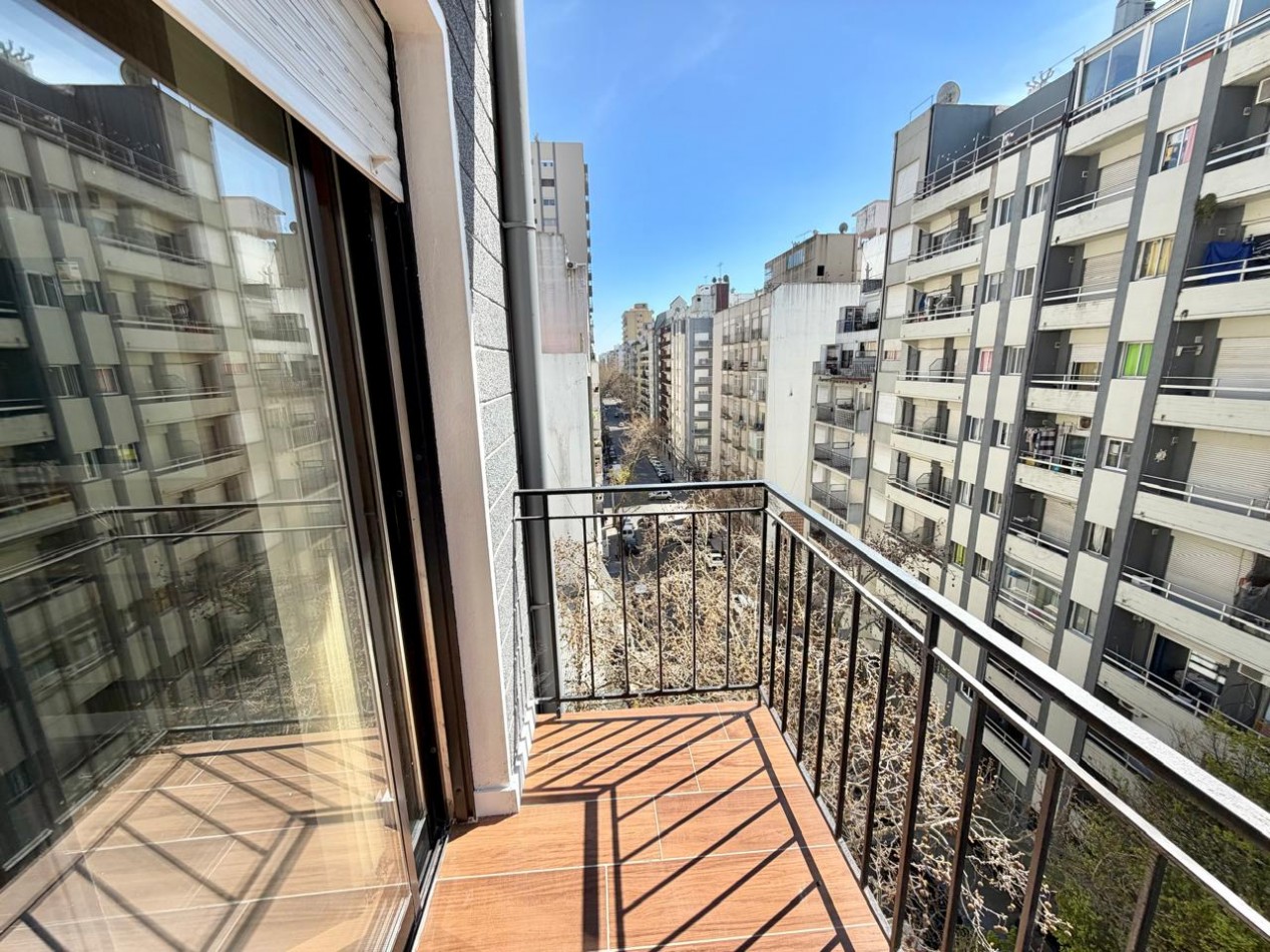DEPARTAMENTO 2 AMBIENTES A LA CALLE CON BALCON SALIENTE