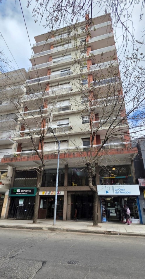 Departamento 2 ambientes con dependencia y balcon saliente al frente