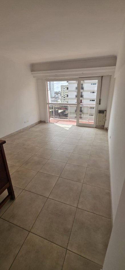 Departamento 2 ambientes con dependencia y balcon saliente al frente