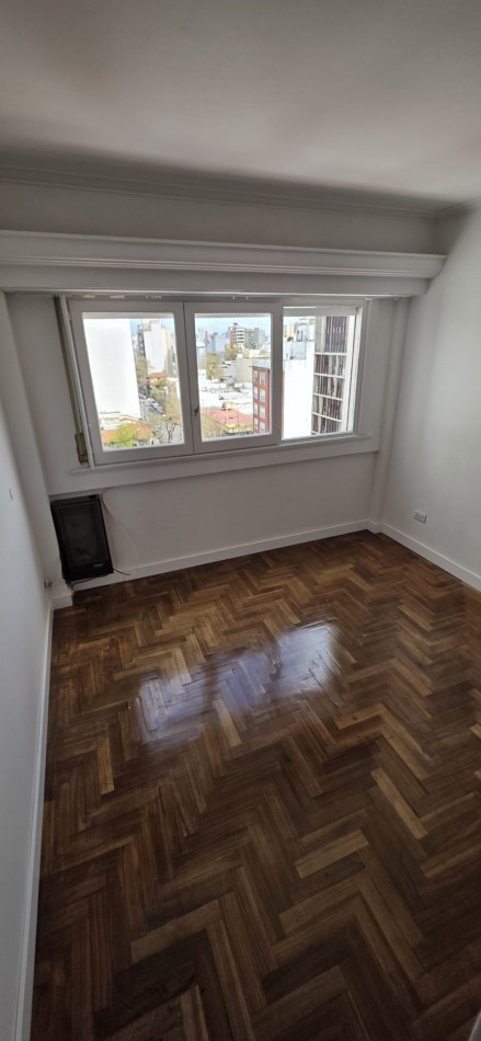Departamento 2 ambientes con dependencia y balcon saliente al frente