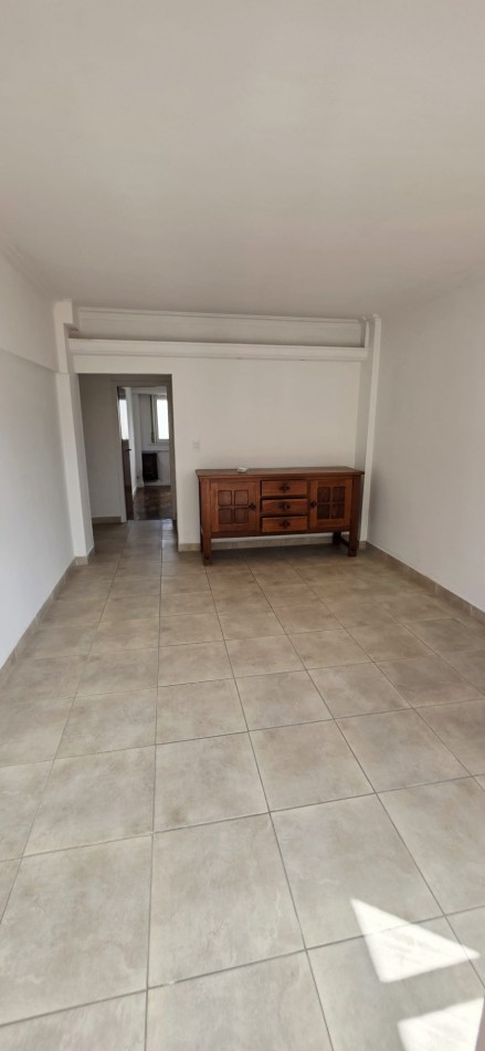 Departamento 2 ambientes con dependencia y balcon saliente al frente