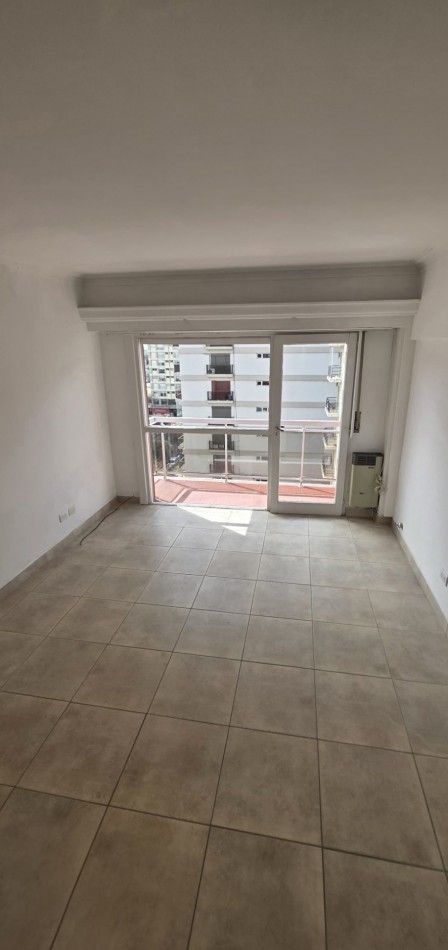 Departamento 2 ambientes con dependencia y balcon saliente al frente