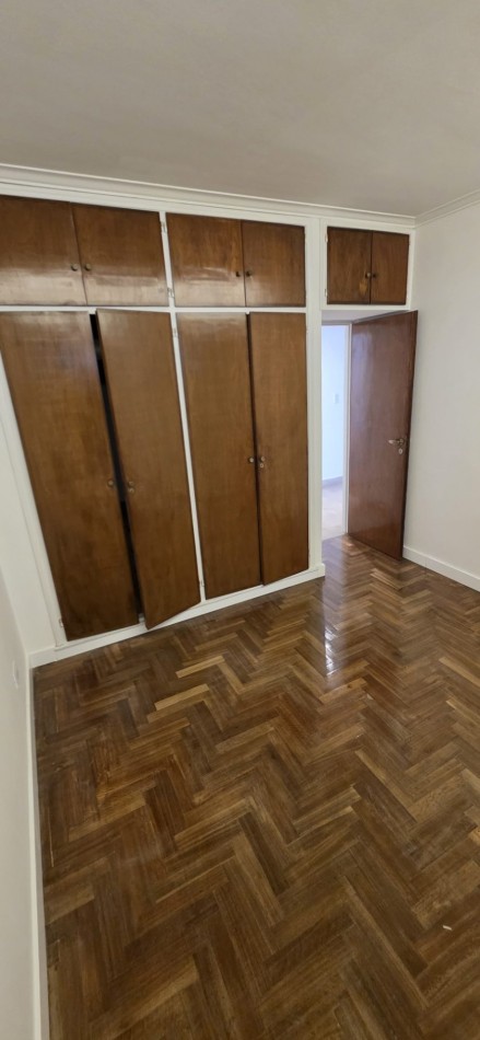 Departamento 2 ambientes con dependencia y balcon saliente al frente