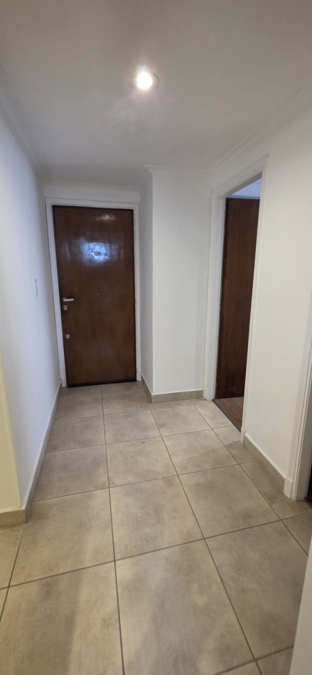Departamento 2 ambientes con dependencia y balcon saliente al frente