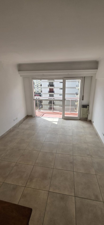 Departamento 2 ambientes con dependencia y balcon saliente al frente