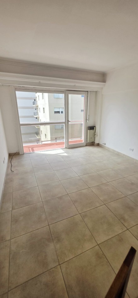 Departamento 2 ambientes con dependencia y balcon saliente al frente