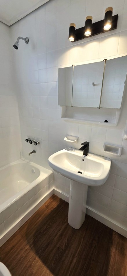 Departamento 2 ambientes con dependencia y balcon saliente al frente