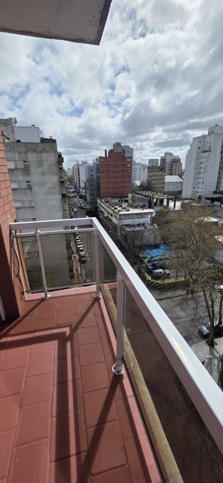 Departamento 2 ambientes con dependencia y balcon saliente al frente