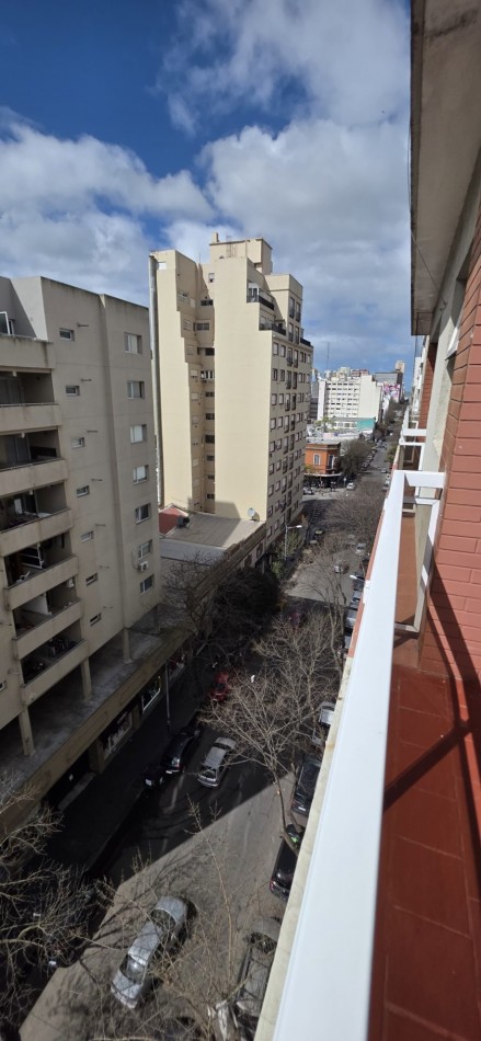 Departamento 2 ambientes con dependencia y balcon saliente al frente