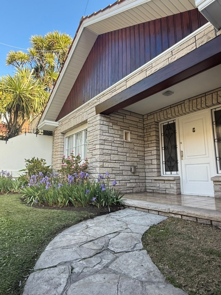 CHALET 4 AMBIENTES EN VENTA ZONA LOMAS DE STELLA MARIS