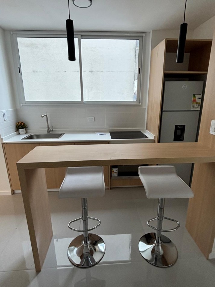 Departamento 3 ambientes con dependencia al frente con balcon