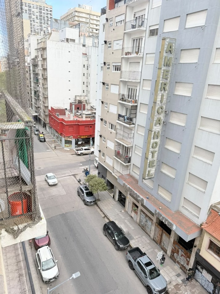 Monoambiente a la calle con balcon frances en venta