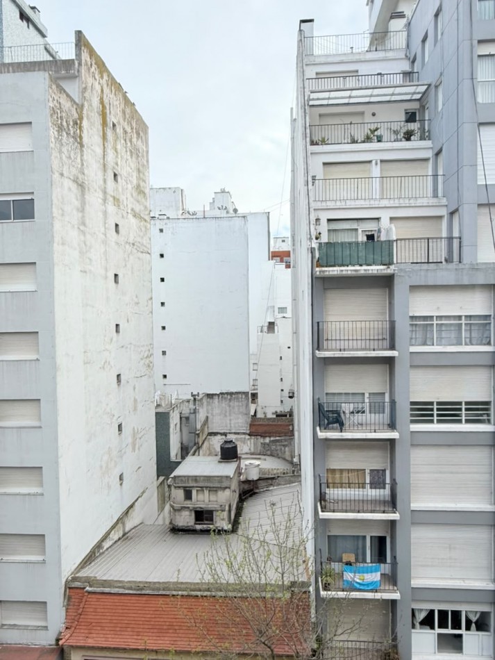 Monoambiente a la calle con balcon frances en venta