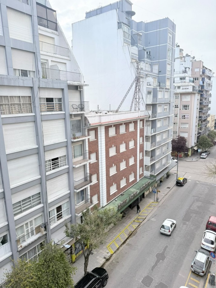 Monoambiente a la calle con balcon frances en venta