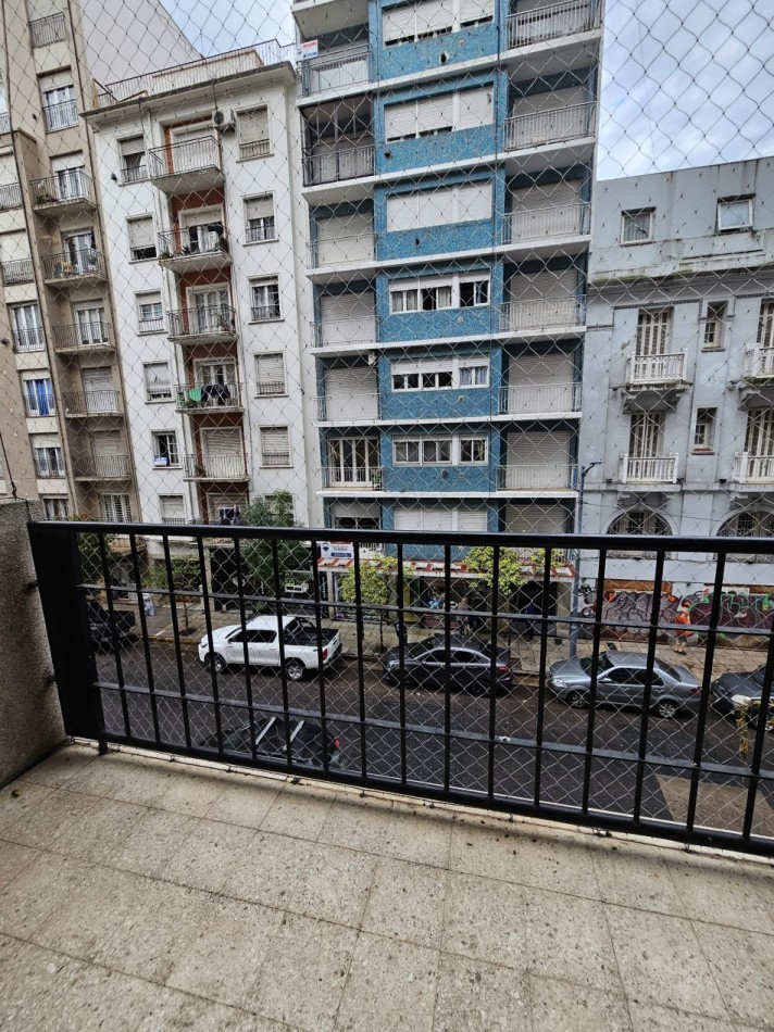 DEPARTAMENTO 3 AMBIENTES CON DEPENDENCIA Y BALCON A LA CALLE ALQUILER 24 MESES