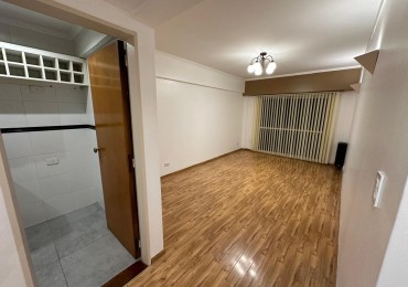 DEPARTAMENTO 3 AMBIENTES A LA CALLE CON BALCON Y ESPACIO DE COCHERA
