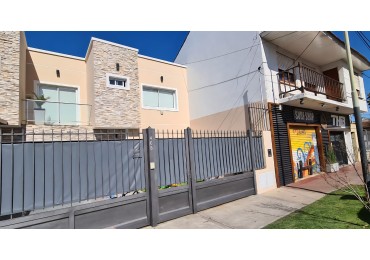 CASA 5 AMBIENTES CON COCHERA Y PATIO PARQUE LURO