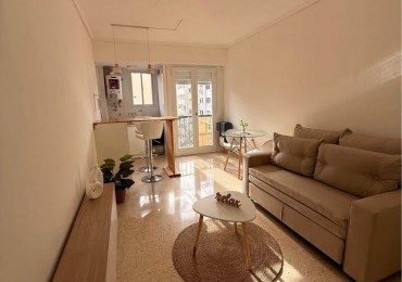 Luminoso monoambiente con balcon saliente a la calle