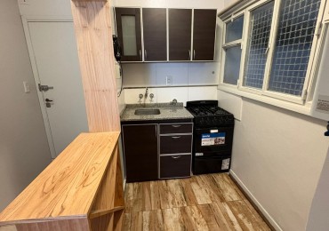 Oportunidad: 2 ambientes con balcon a la calle en el centro