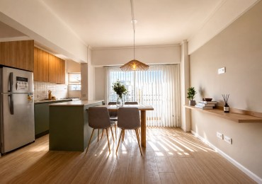 Departamento de 1 Ambiente totalmente reciclado a la calle con balcon saliente
